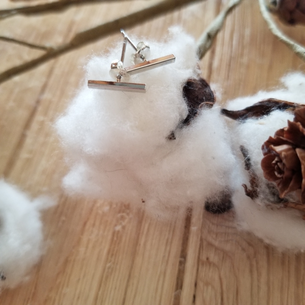 Adorable Dainty SILVER plated Bar earrings - Picture 5 of 8